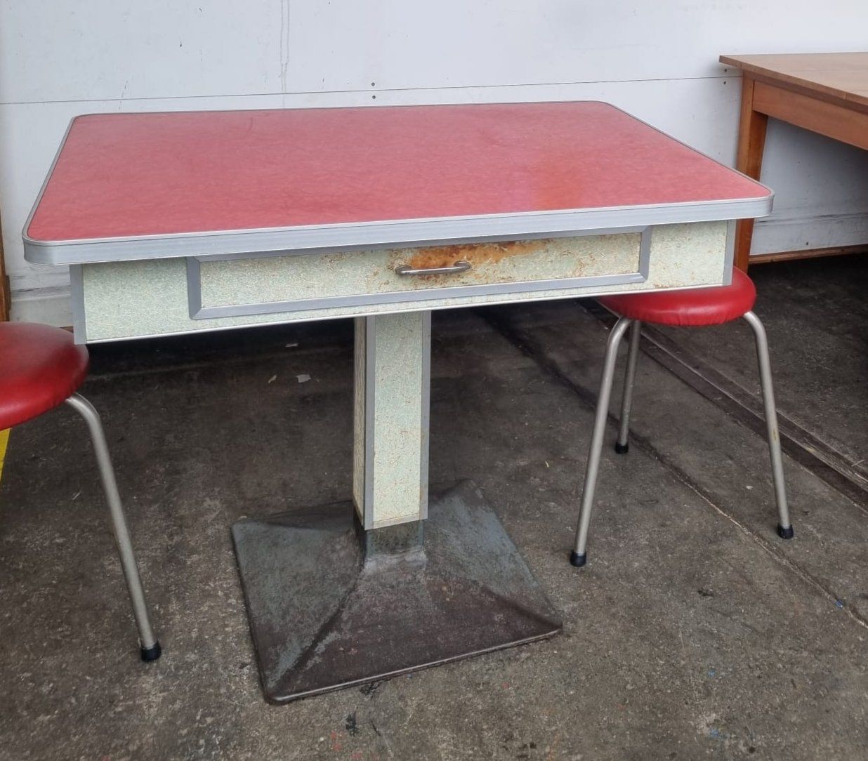 Tavoli: Vintage Küchentisch mit Schublade, rot – Usato da zofingen venduto da Blume14