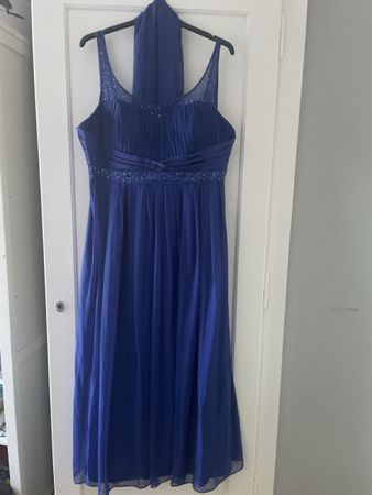 Robe de soirée bleue avec écharpe ornée de perles taille 48