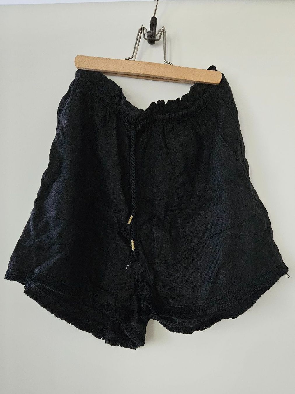 Pantaloni: Kurze schwarze Stoffhose mit Boho-Vibes – Usato da Hettlingen venduto da Leaena279