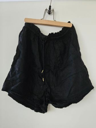 Kurze schwarze Stoffhose mit Boho-Vibes