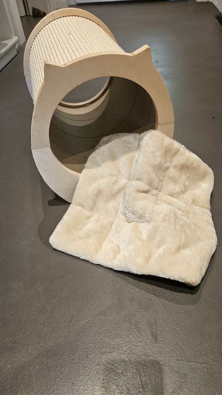 Katzenbaum - Kratzbaum: Kratzrolle mit Bett hellbeige – Gebraucht aus Wädenswil von doobe 1