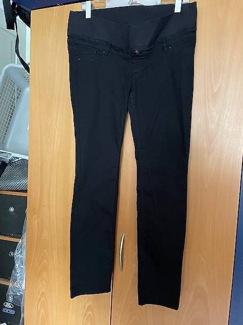 H&M Jeans: Schwangerschafts-Jeans Gr. 42 – Usato da St.Gallen venduto da NOVEMBER01
