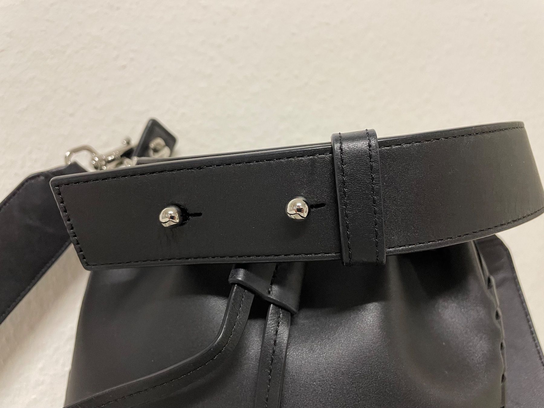 Allsaints Borse da donna: AllSaints Ray Bucket Bag Small – Usato da Basel venduto da Robyn20 2