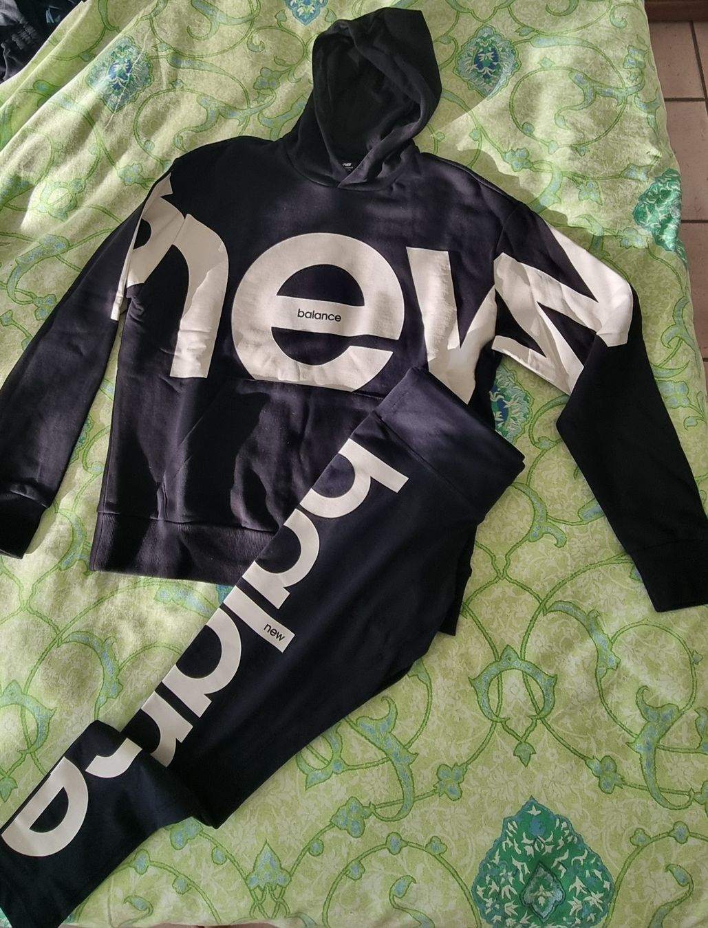 Completi & Tailleur: Set Pull et Leggins by New Balance – Usato da Mendrisio venduto da ann_d9pf 2