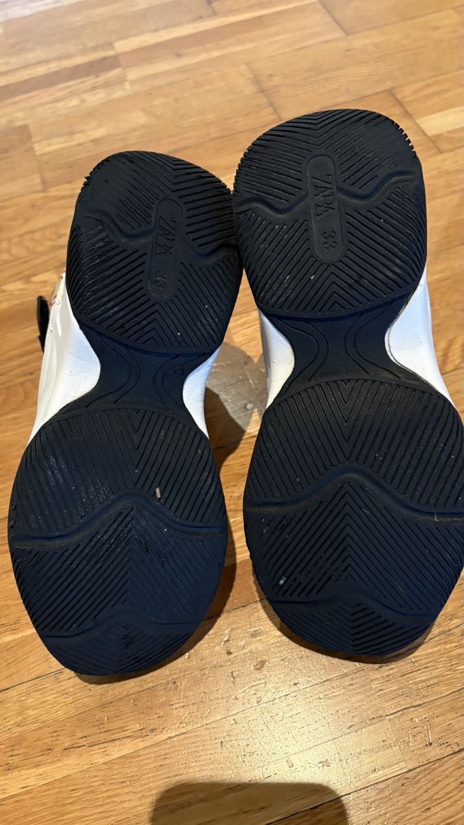 Zara Chaussures garçon: Avengers Turnschuhe Grösse 33 – D'occasion à Stäfa par sch_m7kj 2