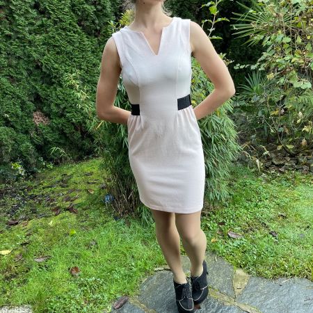 NafNaf Elegante vestito colore crema con cintura nera