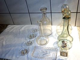 Lot mit Karaffen, Vase, Butterschale etc