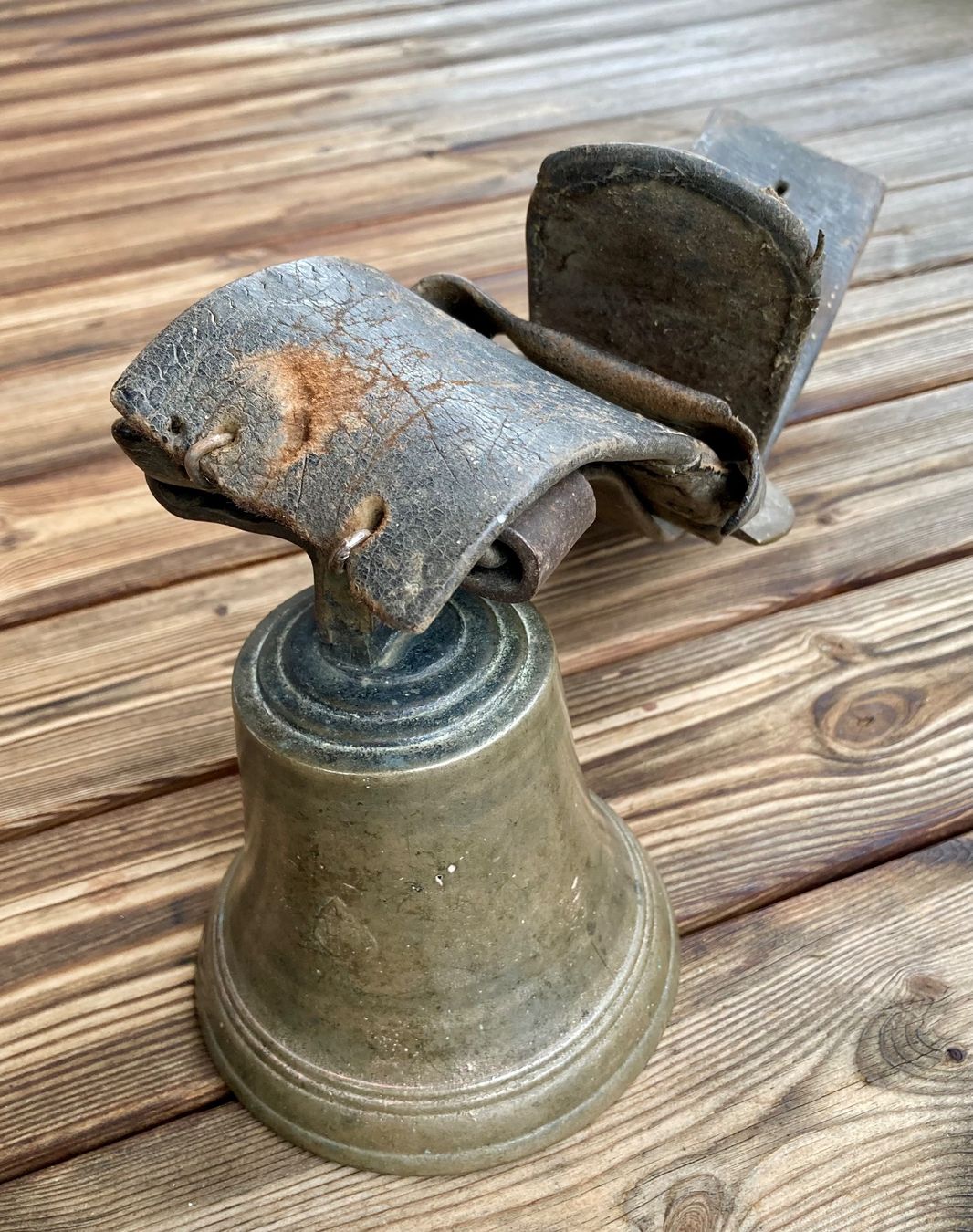 Campanacci mucche: antike uralte Glocke mit Riemen – Usato da Lüchingen venduto da Eeizo