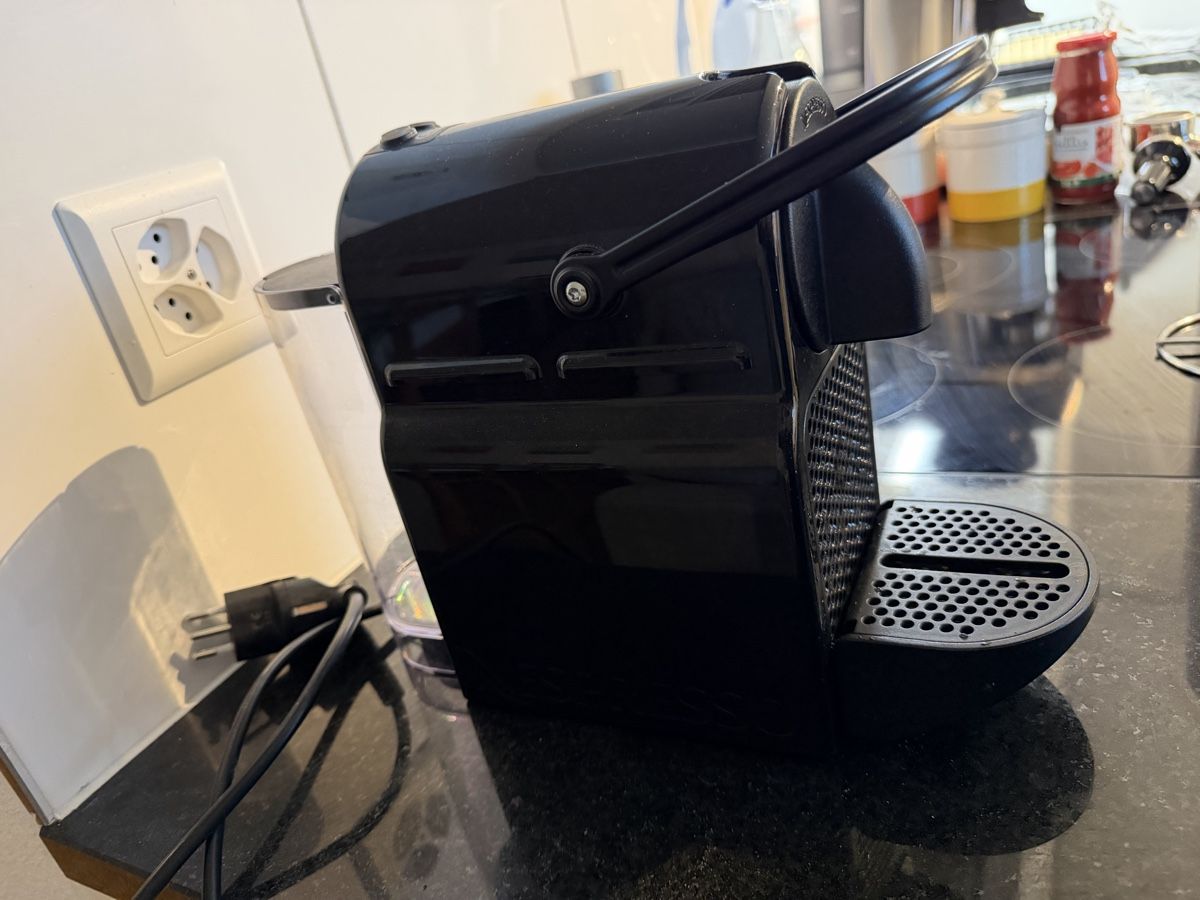 De'Longhi Macchine per caffè & Macchine per espresso: Nespresso DeLonghi Essenza Coffee Machine - Black, Grea – Usato da Zürich venduto da cat_x6kn 2