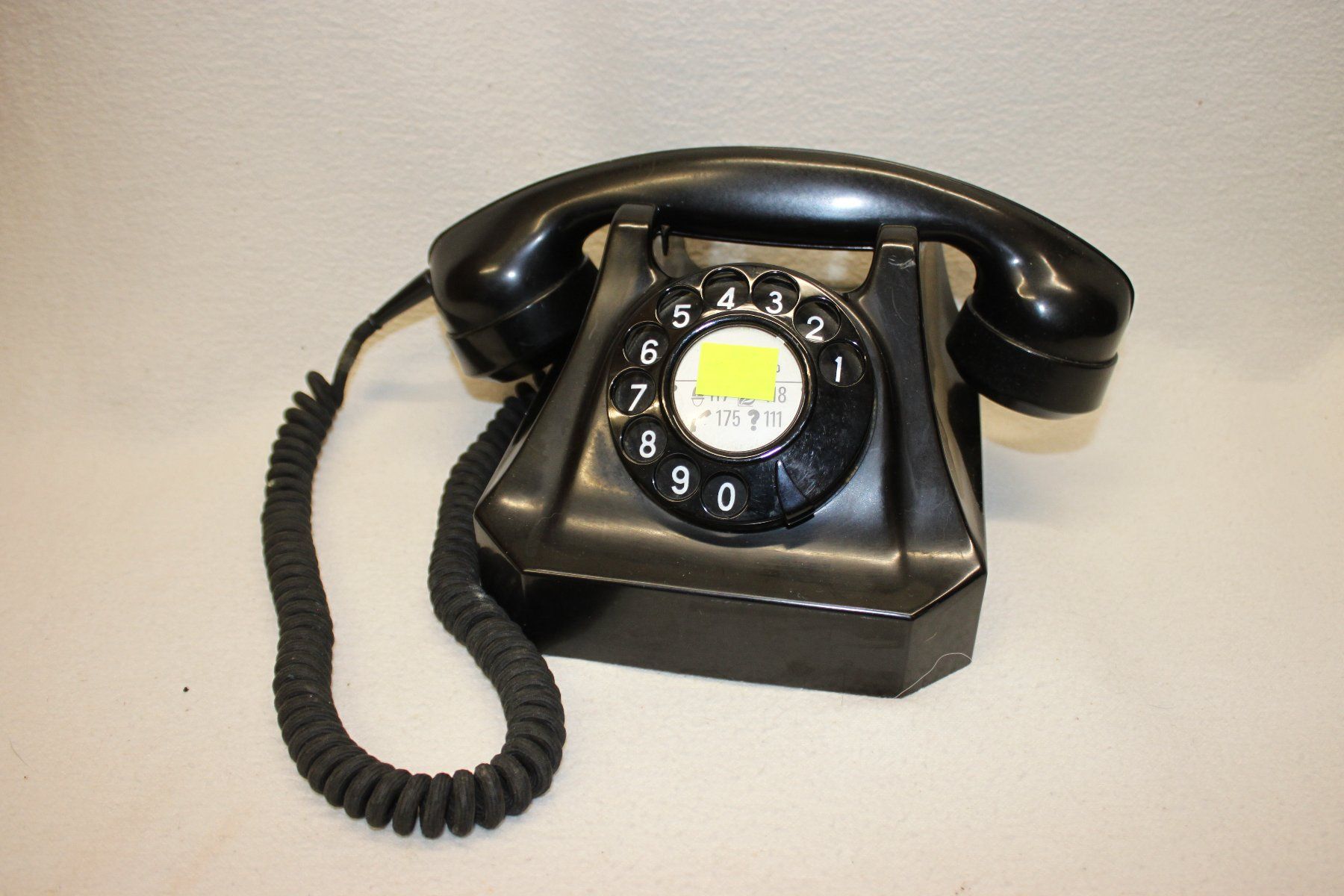 Telefone: Antikes Tisch Telefon – Gebraucht aus Thun von Fbchm