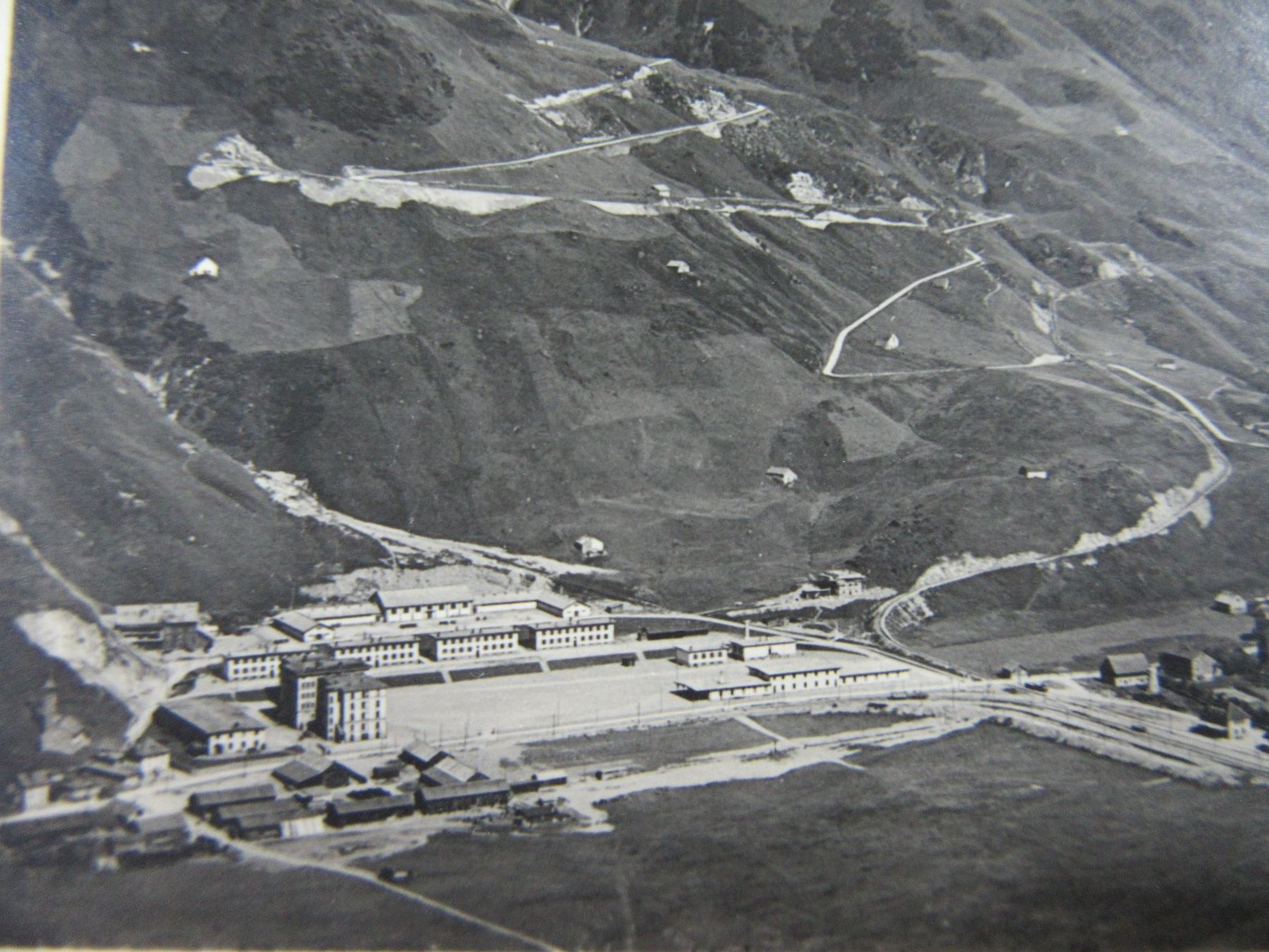 Cartoline postali: ANDERMATT LUFTBILD URI AK – Usato da Ettingen venduto da Hausi4711 1