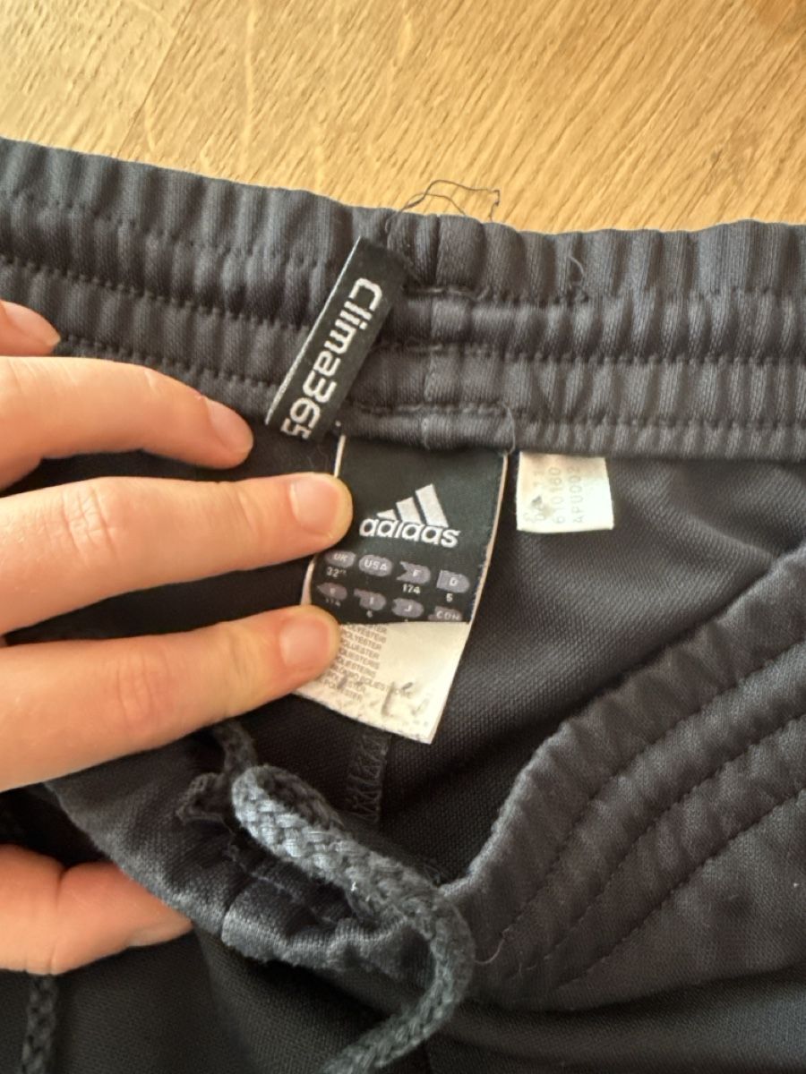 Adidas Pantaloni: Adidas Trainerhose Kurz – Usato da Thun venduto da nie_8v9b 1