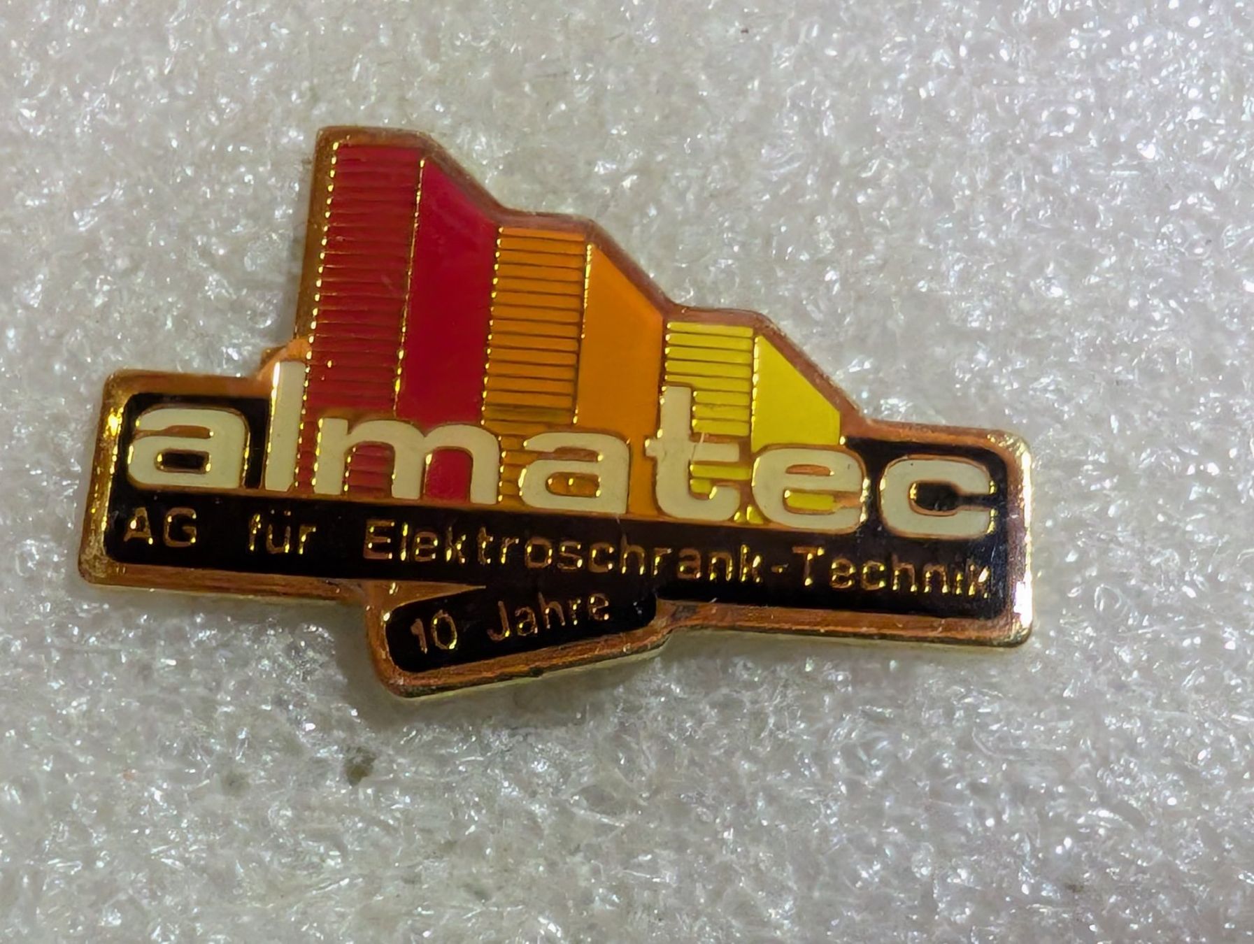 Placchette & Badge: Ansteckpin 201: almatec – Usato da Oppligen venduto da Pin-Fall-Shop