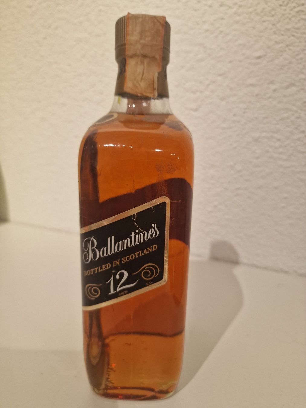 Ballantines Spiritueux: Ballantines 12J Distilled 1970er Jahre – Neuf avec emballage d'origine à St. Margrethen SG par Goldig 3