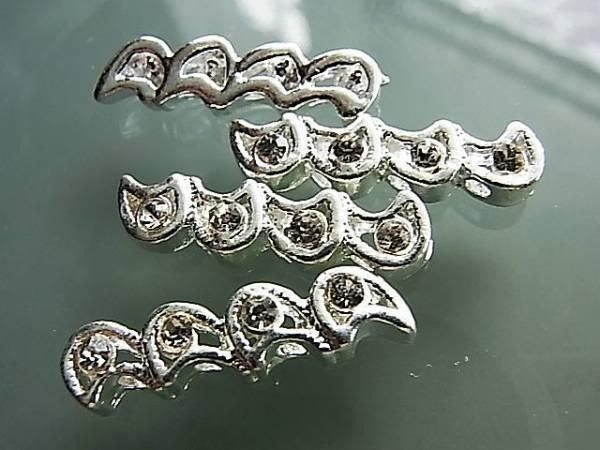 Perle (finte): Steg mit Strass 3Löcher 22mm  versilbert – Nuovo (secondo la descrizione) da Alpnachstad venduto da perlengaby 1