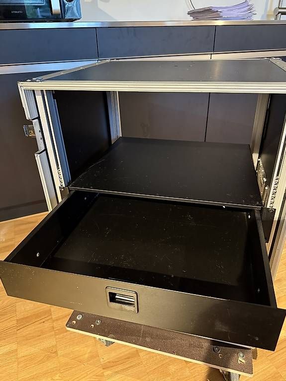 Autres accessoires: 19" Event Rack auf Rollen mit Rack-Schublade – D'occasion à Bischofszell par Nenga 2