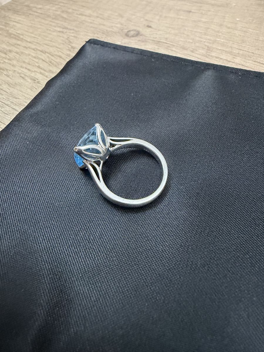 Anelli: Ring Weissgold 18k mit blauem Stein Grösse 53 – Usato da Thörishaus venduto da Leutrim04 1