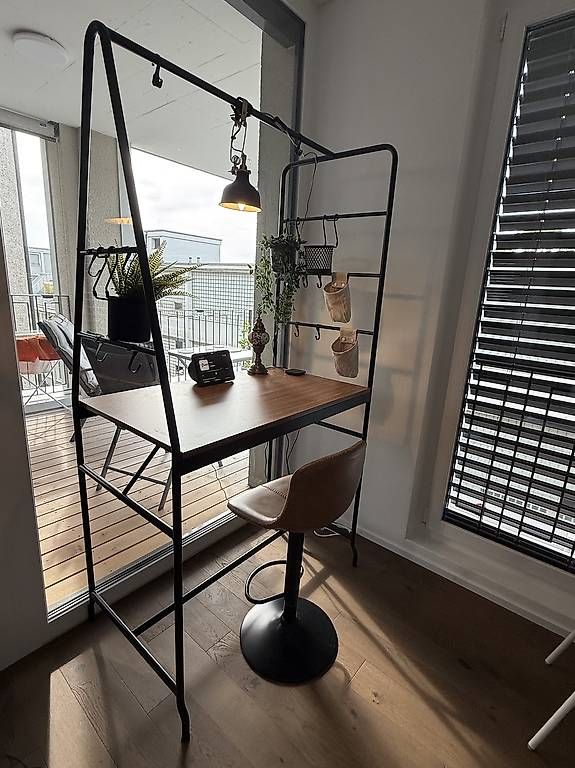 Tables: Bartisch mit Hocker, Lampe und Deko – D'occasion à St. Gallen par Raf145