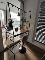 Bartisch mit Hocker, Lampe und Deko