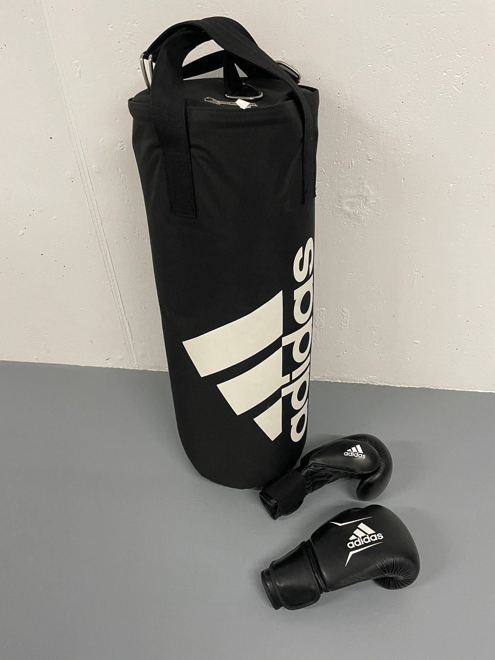 Sacchi da boxe: Boxsack Adidas mit Adidas Boxhandschuhe – Usato da Seengen venduto da I.Fontana