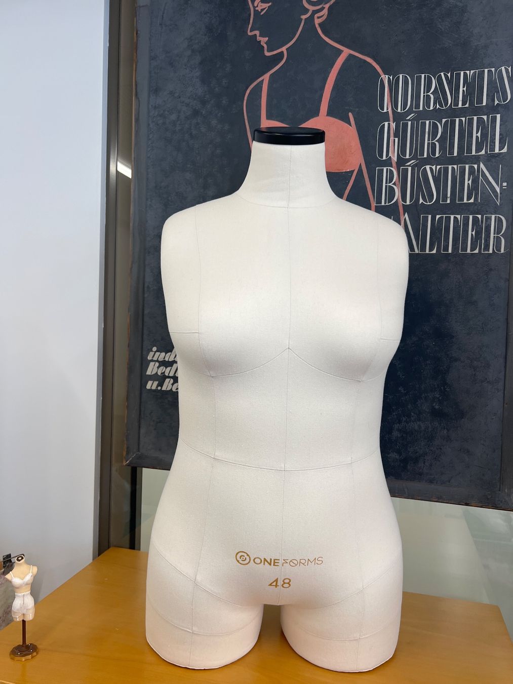 Allestimento di negozi e stand fieristici: Schneiderbüste Gr. 48 von OneForms – Nuovo (secondo la descrizione) da Bern venduto da fidirulla