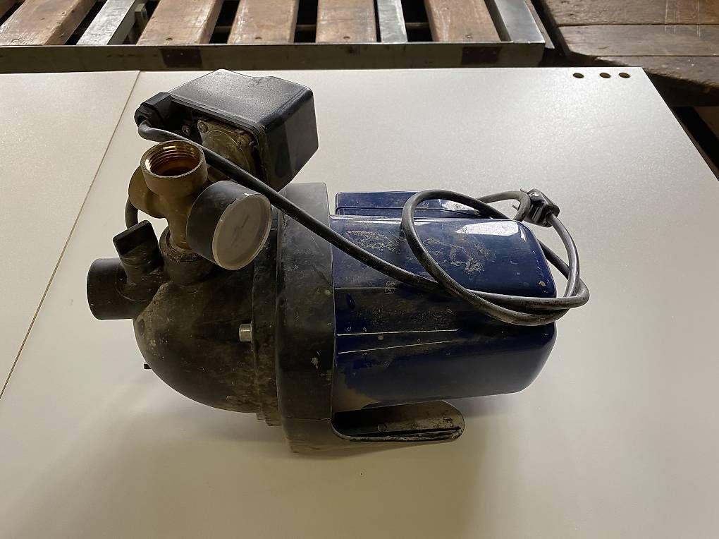 Pompe & Parti di ricambio: Pompe à eau 220 volt – Usato da Les Vieux-Prés venduto da PX132 2