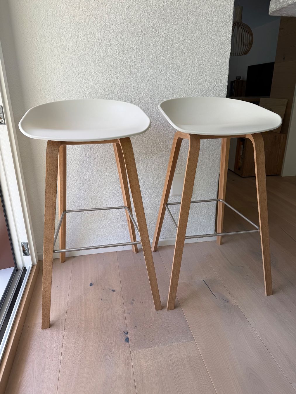 Hay Tabourets: 2x HAY About A Stool AAS 32 Barhocker weiss Eiche Edelstahl – D'occasion à Worb par rushfunk 1