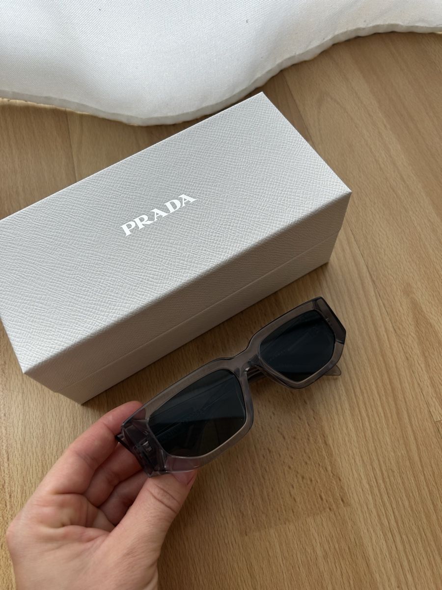 Prada Occhiali & Lenti: Prada Sonnenbrille PR 09Z Grau neu – Nuovo e nell'imballaggio originale da Stansstad venduto da Leruac