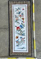 Japanisches oder Chinesisches Stickereibild mit Blumenmotive