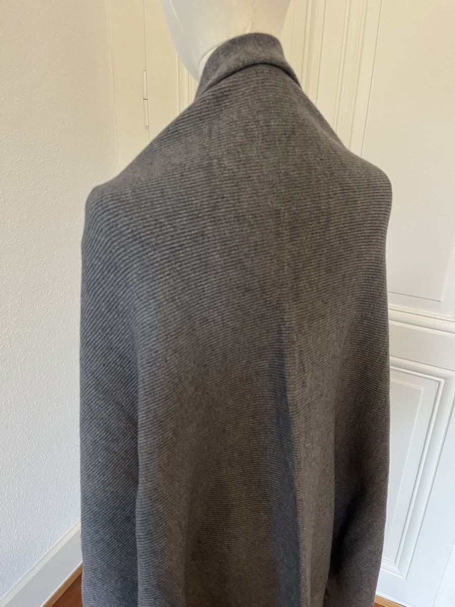 Zara Altro in Moda donna: Zara Grey Poncho Style Wrap, Soft & Warm – Usato da Mies venduto da nic_yk5d 7