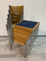 Stapelstuhl von Horgenglarus mit dunkelblauer Sitzfläche