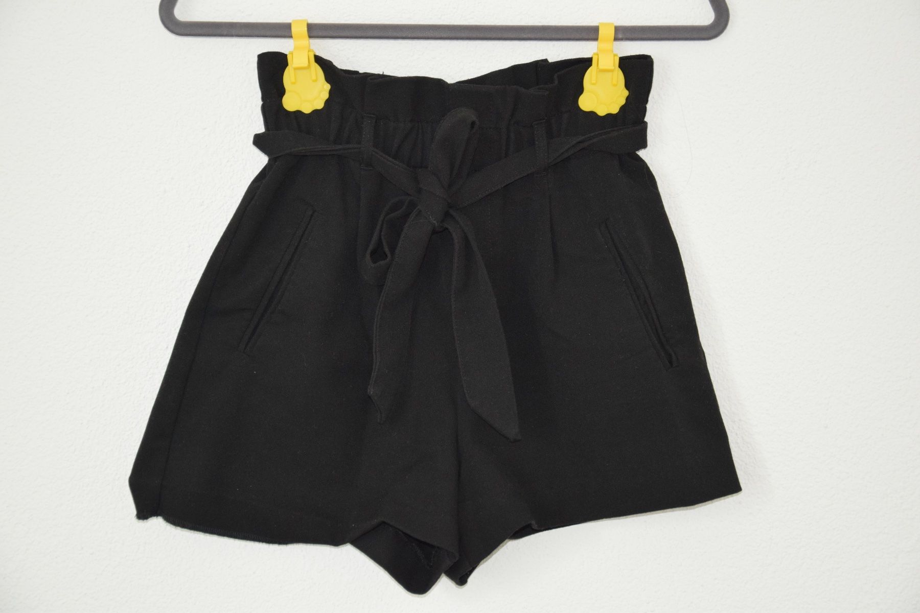 Zara Pantaloni: Schicke, kurze, schwarze Hose mit Bindegürtel, Grösse 36 – Nuovo (secondo la descrizione) da Wil SG venduto da Sawil