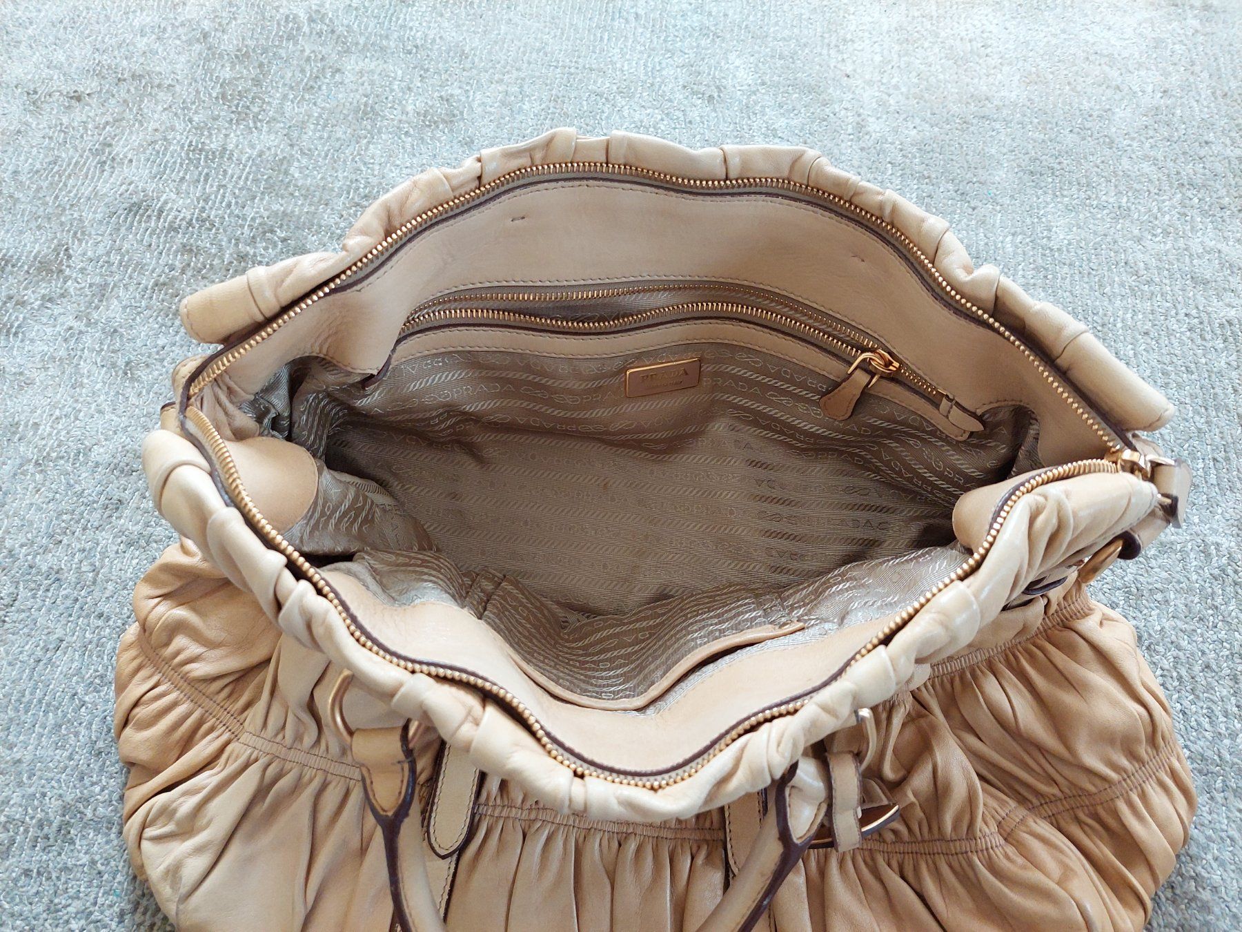Prada Taschen: Prada Gaufre Shopper beige – Gebraucht aus Zürich von Taxista 7
