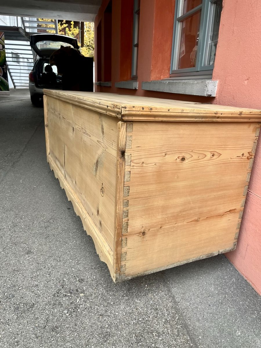 Truhen: Schöne, einfache Tannenholz Truhe aus dem Engadin – Gebraucht aus Ottikon von san_w99n 1
