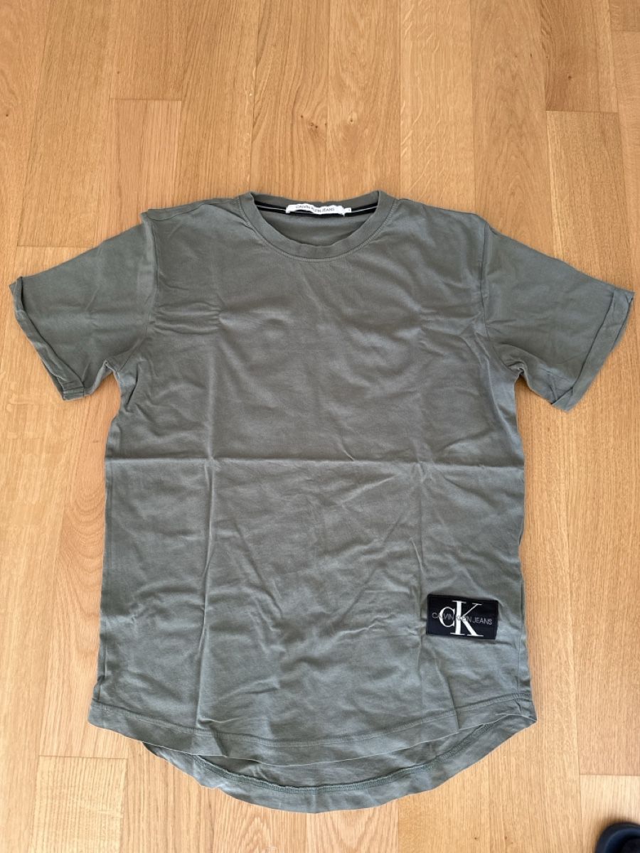 Calvin Klein T-Shirts: Calvin Klein T-Shirt, Grösse S – Gebraucht aus Ebikon von lop_jbb6