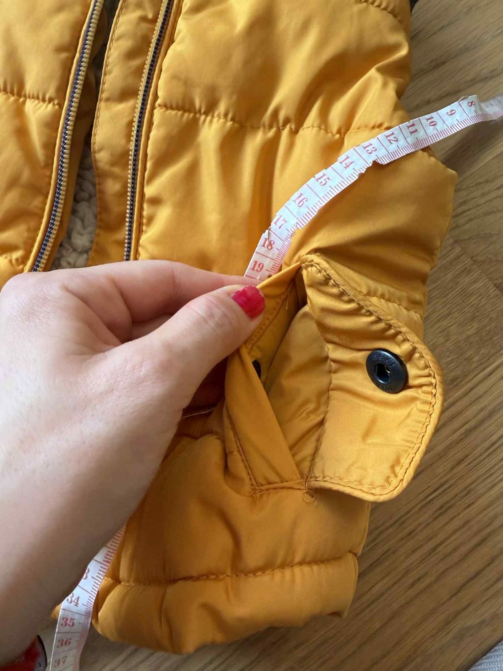 Sonstige Jungenkleidung: Warme Kinderweste in Senfgelb, Grösse 82 – Gebraucht aus Riehen von edu_92w7 3