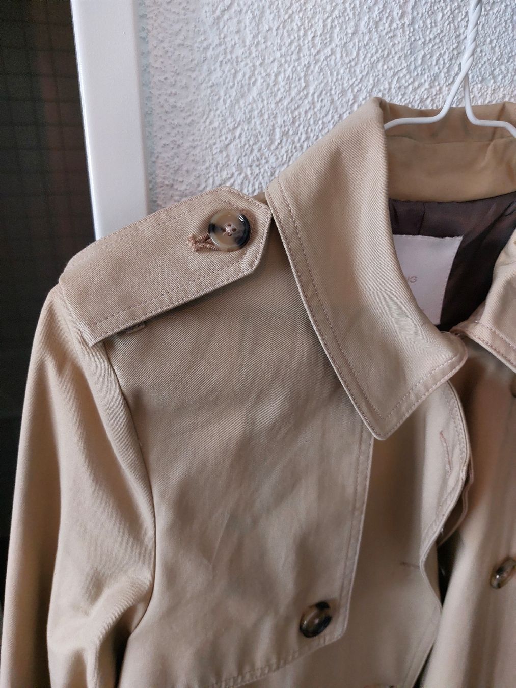 Mango Cappotti: trench coat Mango couleur camel – Usato da Fribourg venduto da charlottej02 4
