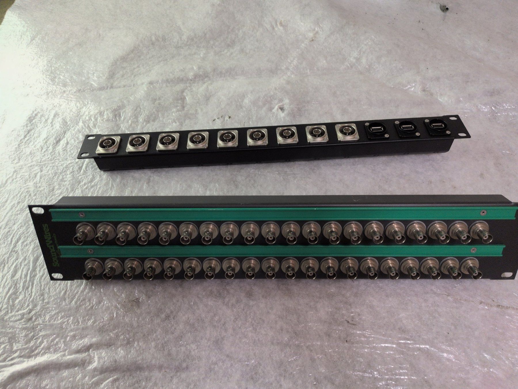 Autres accessoires: 2x BNC Rackschiene 19" – D'occasion à Basel par Fcol