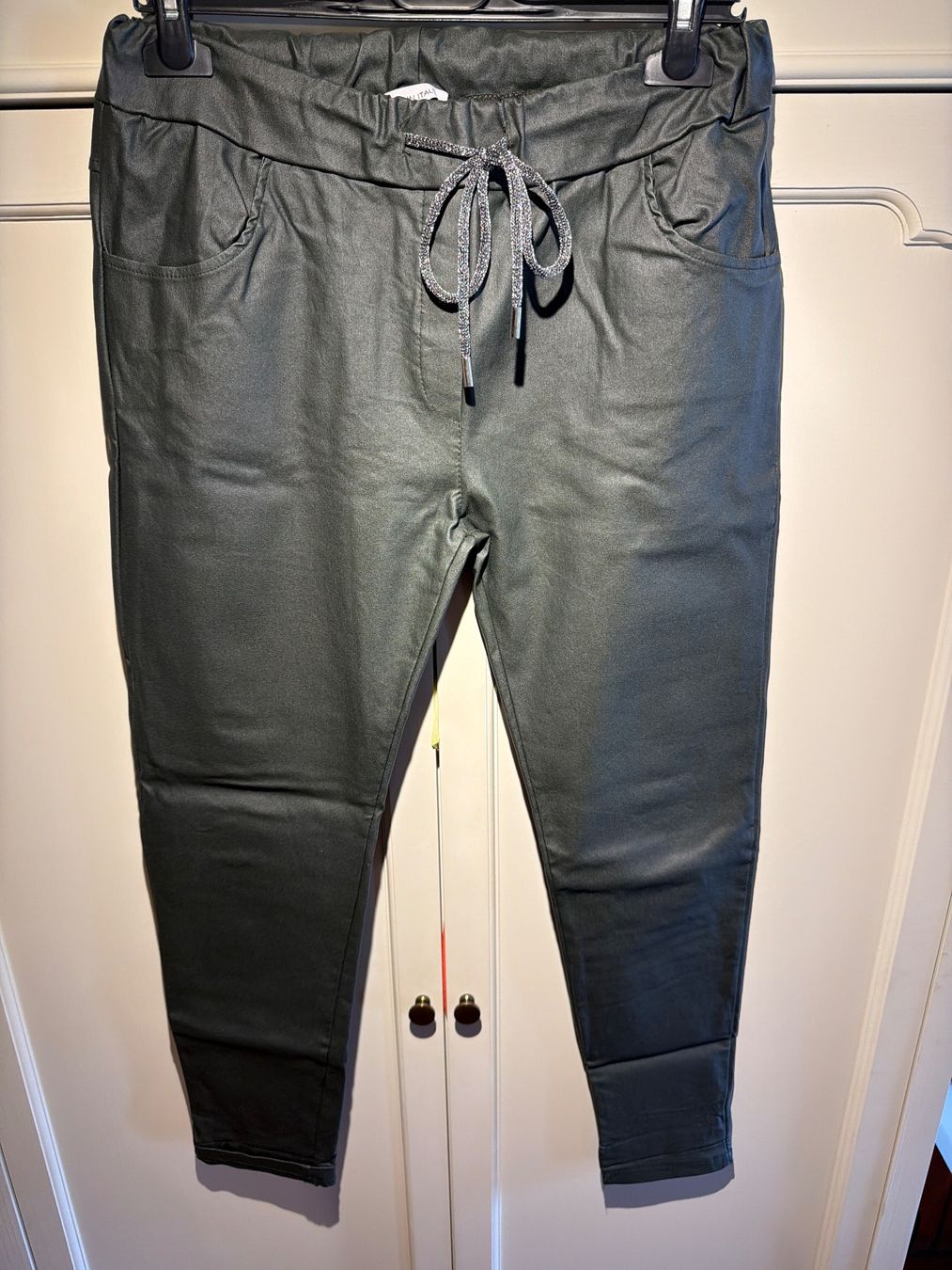 Pantalons: DAMENHOSE LEDEROPTIK-OLIVGRÜN – Neuf avec emballage d'origine à Meienried par ManuelaBoutique 1