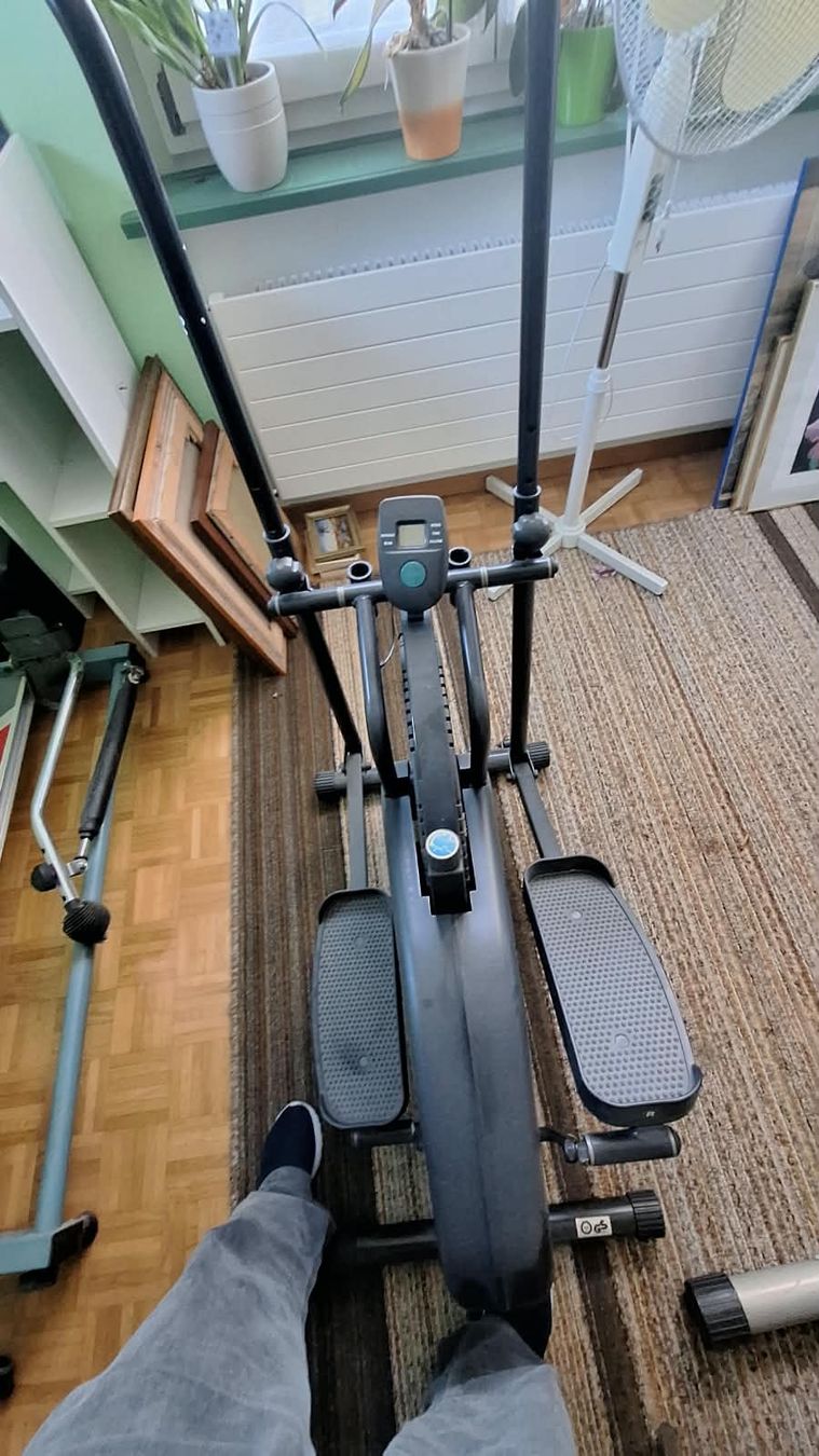 Hometrainer: Crosstrainer schwarz mit Computer,  Top Zustand  – Neu (gemäss Beschreibung) aus Schachen LU von Brocki6105Schachen 3