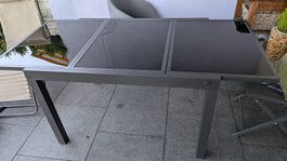 Tisch aus Metall und Glas