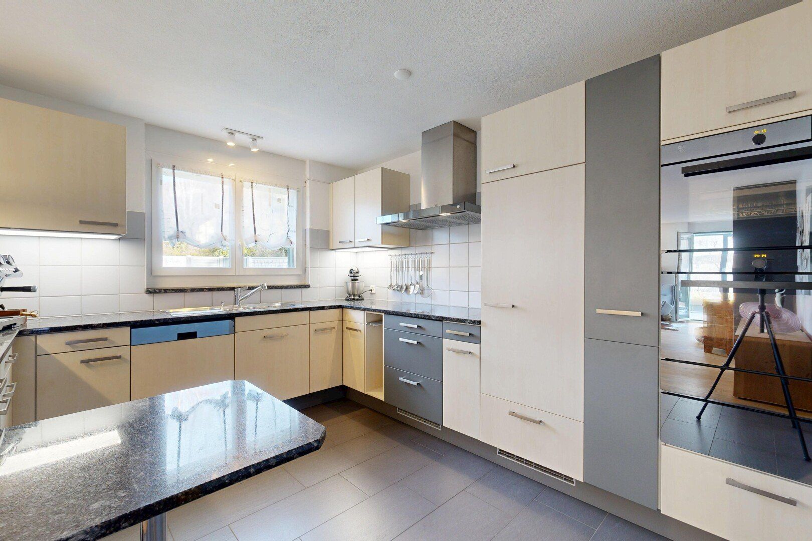 Cuisines complètes: Moderne Küche mit Steinabdeckung (Selbstabholung) – D'occasion à Pfeffingen par M4n4g3r