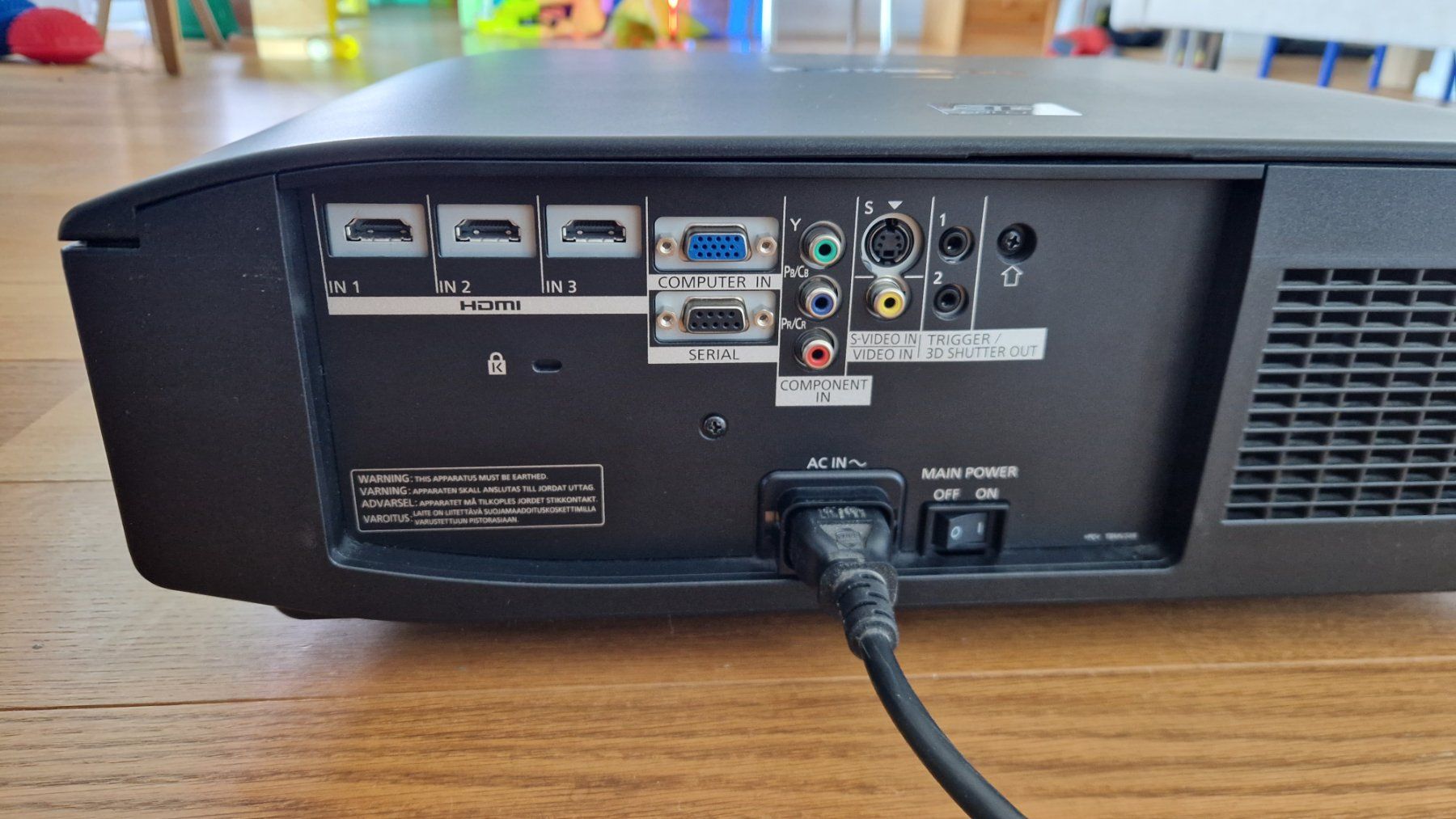 Panasonic Vidéoprojecteurs: 3D Beamer - Panasonic PT-AT5000E – D'occasion à Thun par Chmaster 3