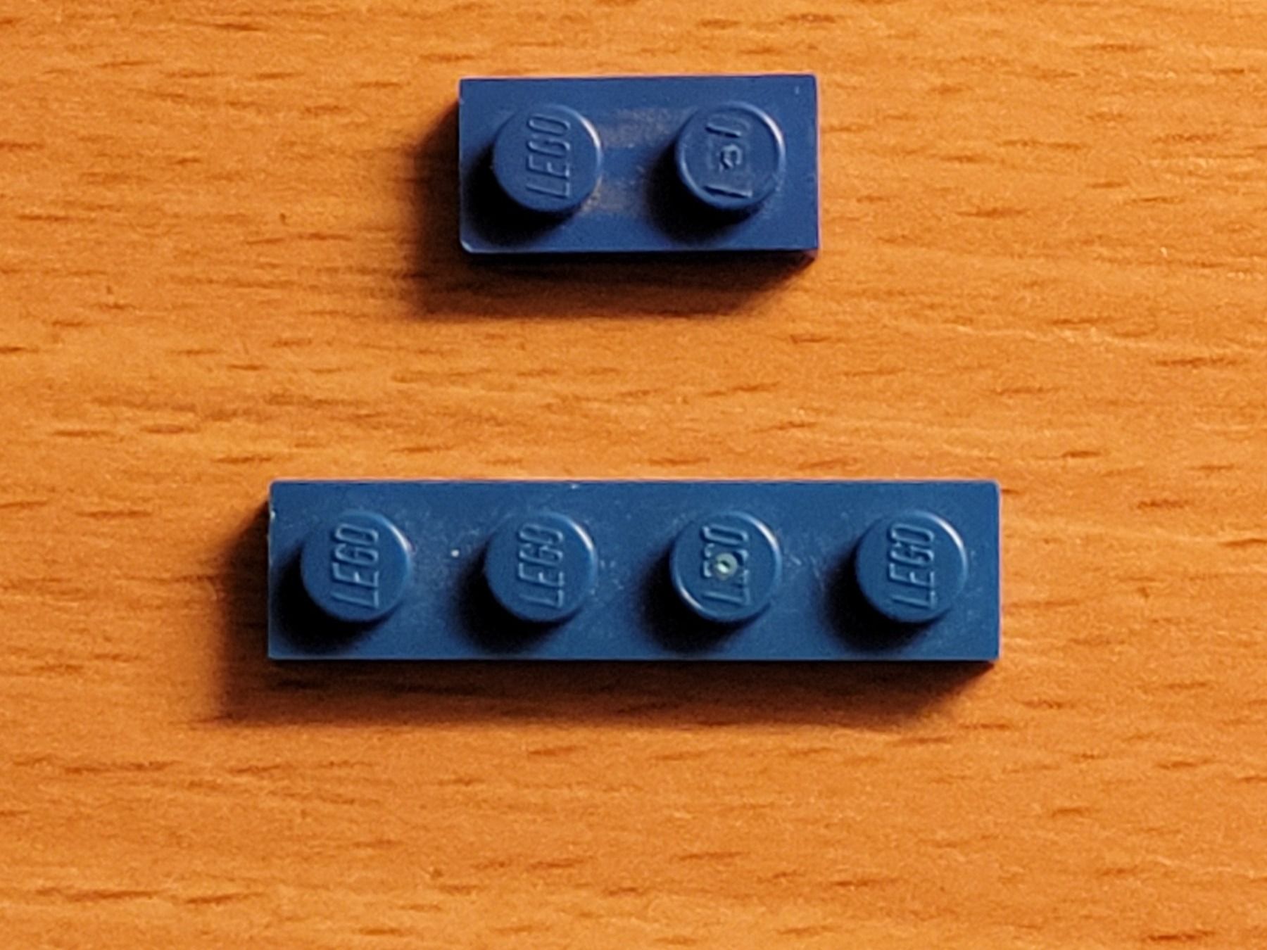 Lego Kit di costruzioni: Lego - 2 pièces bleu plates à 2 et 4 tenons – Usato da Payerne venduto da tintin08