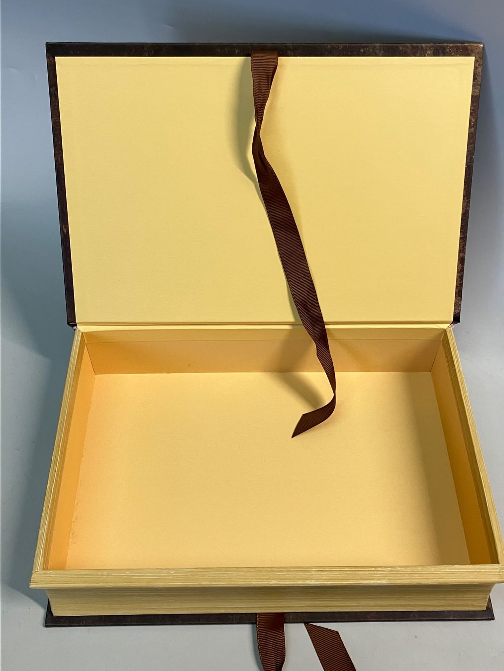 Libri: Buch Schatulle Atrappe mit Geheimdeckel – Usato da Horw venduto da luzernicus 4