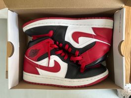 Air Jordan 1 Mid, taille 39, très bon état, presque neuf