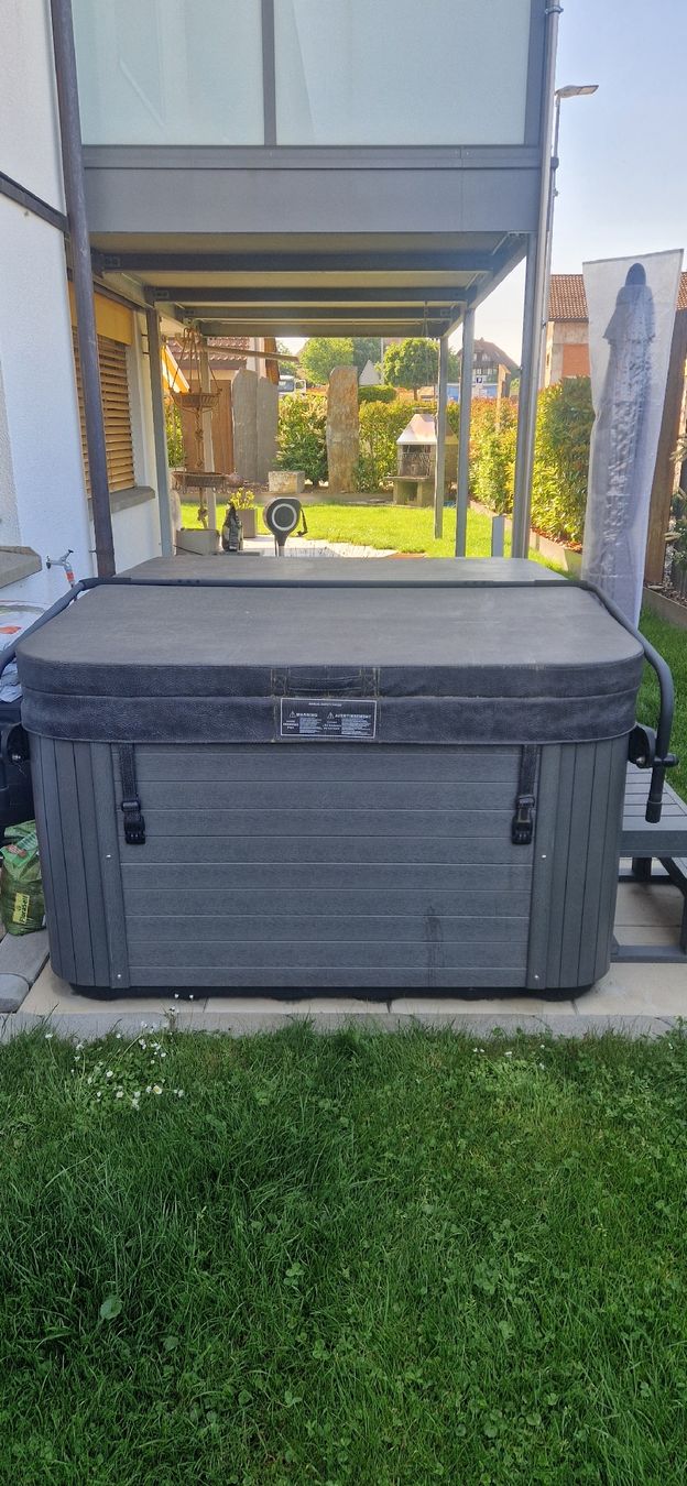 Whirlpool: Hydrojet Whirlpool – Usato da Busswil BE venduto da Ballantines01 5