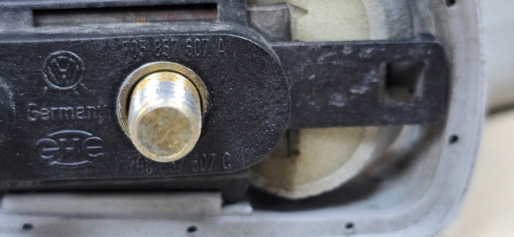 Volkswagen Tutti pezzi di ricambio auto: VW T4 Haltegriff Griff A-Säule vorne rechts hellgrau OEM – Usato da Schaffhausen venduto da Parg86 6