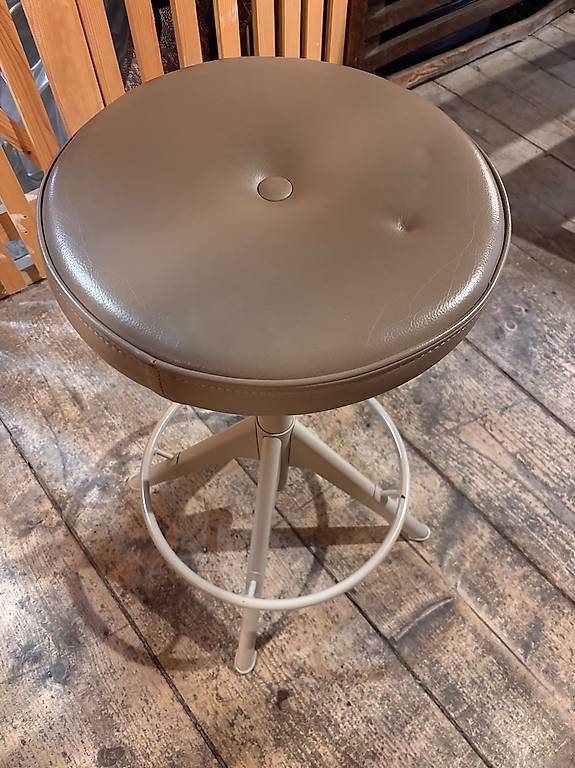Ikea Sgabelli: IKEA TROLLBERGET Aktiv-Hocker  Echtleder Beige – Usato da Luzern venduto da jen_h292