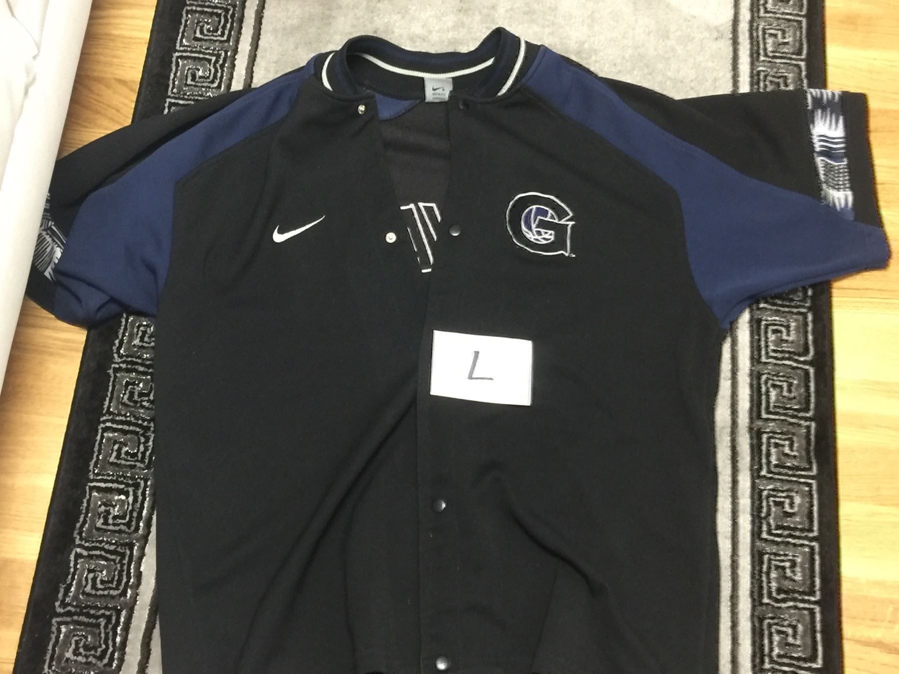 Nike Canottiere & Pantaloni: NIKE GEORGETOWN HOYAS WARM UP SHIRT L – Nuovo (secondo la descrizione) da Uster venduto da ERIC7777777